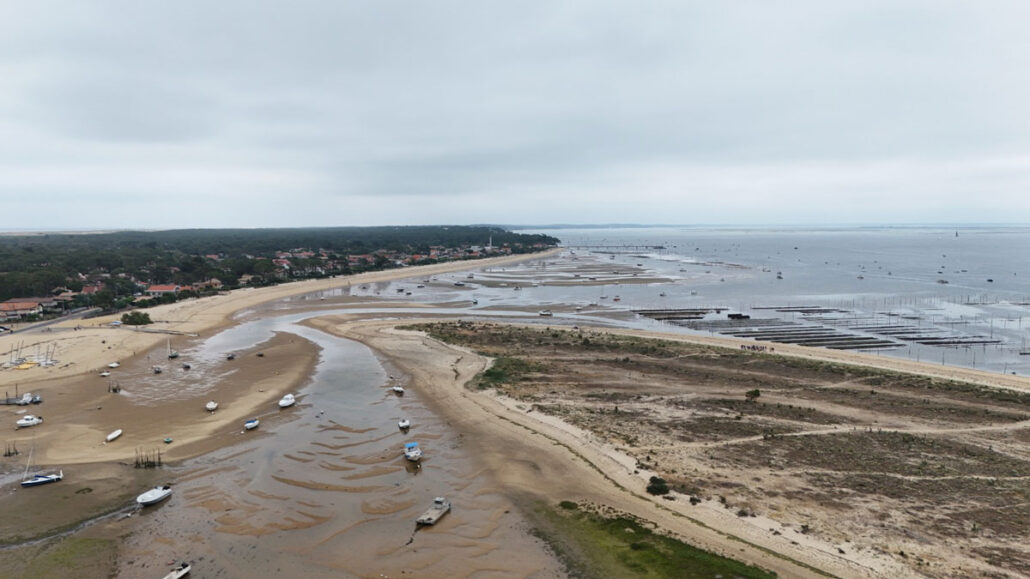 Traversée à pied du chenal du Mimbeau marée basse Cap Ferret Gironde