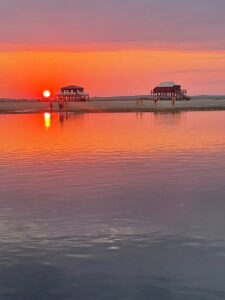 Coucher de soleil bassin d'Arcachon devant les cabanes tchanquées,