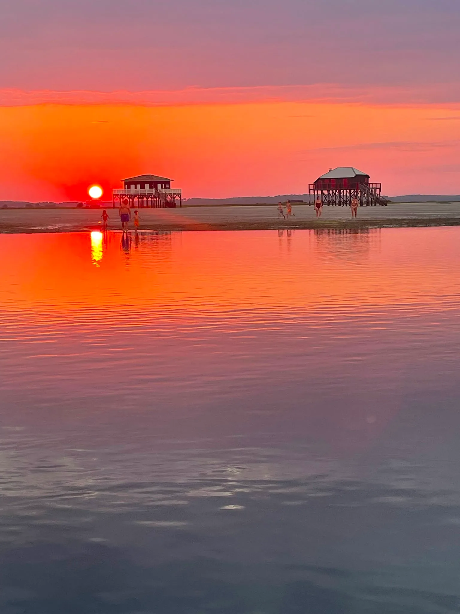 Coucher de soleil bassin d'Arcachon devant les cabanes tchanquées,